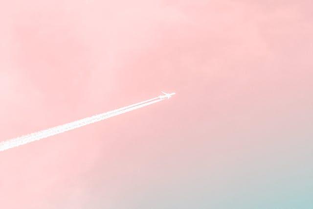 Foto de un avión con estela de humo