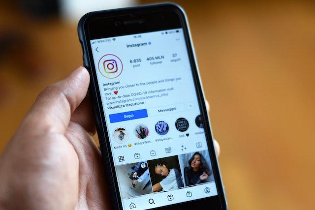 Instagrams offizielles Profil auf dem Telefon