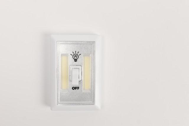 Przełącznik światła na białej ścianie
