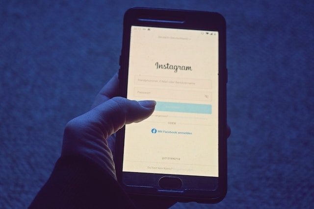 Inloggningsskärm för Instagram på mobiltelefon.
