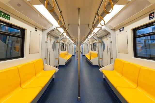 Trem do metrô vazio
